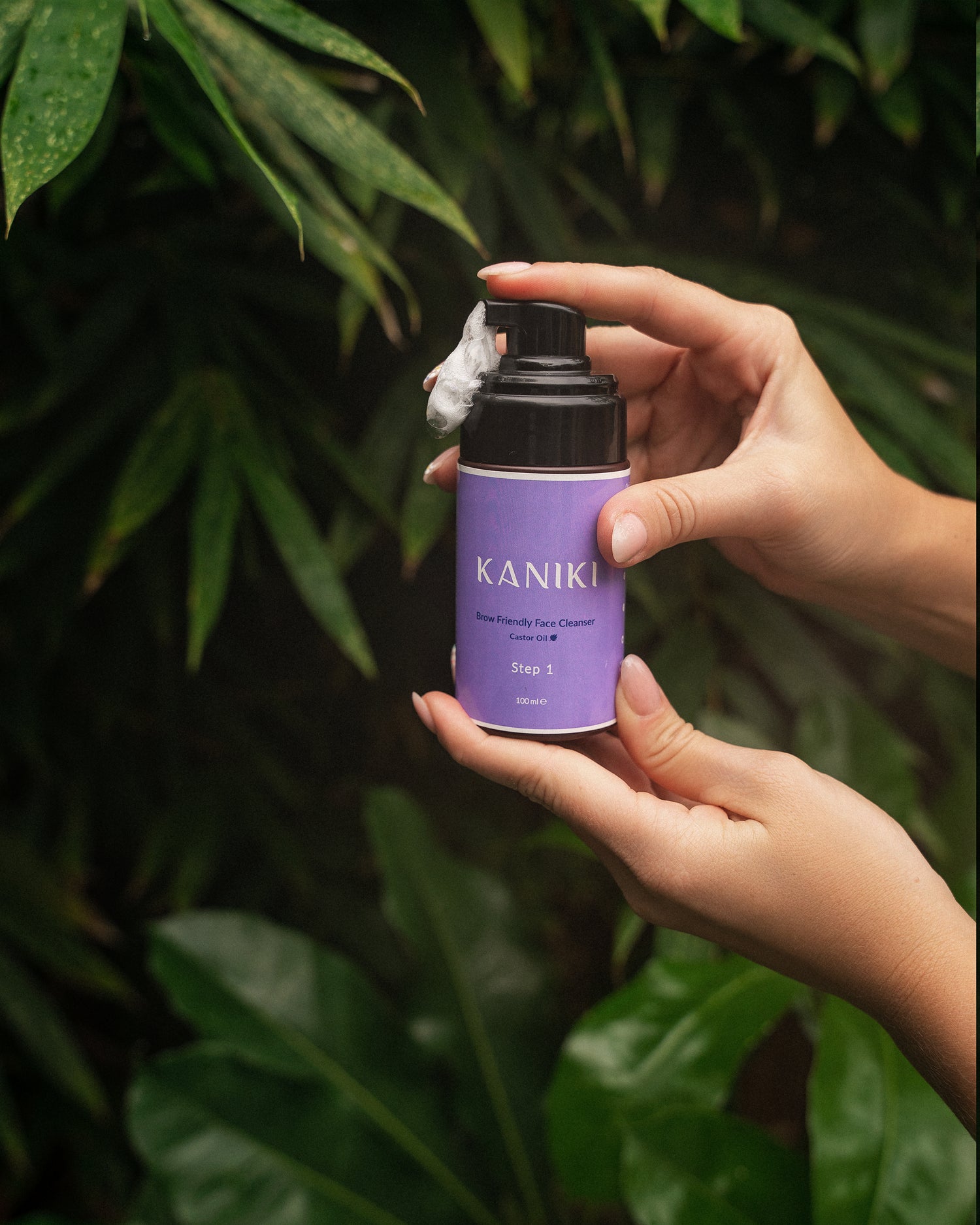 De Magie van BFF-Cleanser van Kaniki: Wenkbrauwen Liefde op Z'n Best!