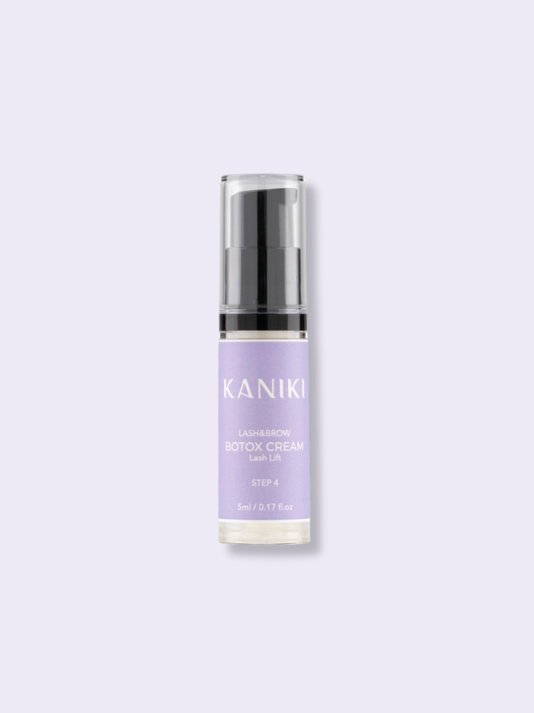 Een afbeelding van een gesloten pompflacon van Kaniki Lash & Brow Botox crème met een paarse verpakking en een zwarte dop, tegen een witte achtergrond. Naast de flacon ligt een spoolieborstel die wordt gebruikt voor het aanbrengen van de crème op wimpers en wenkbrauwen