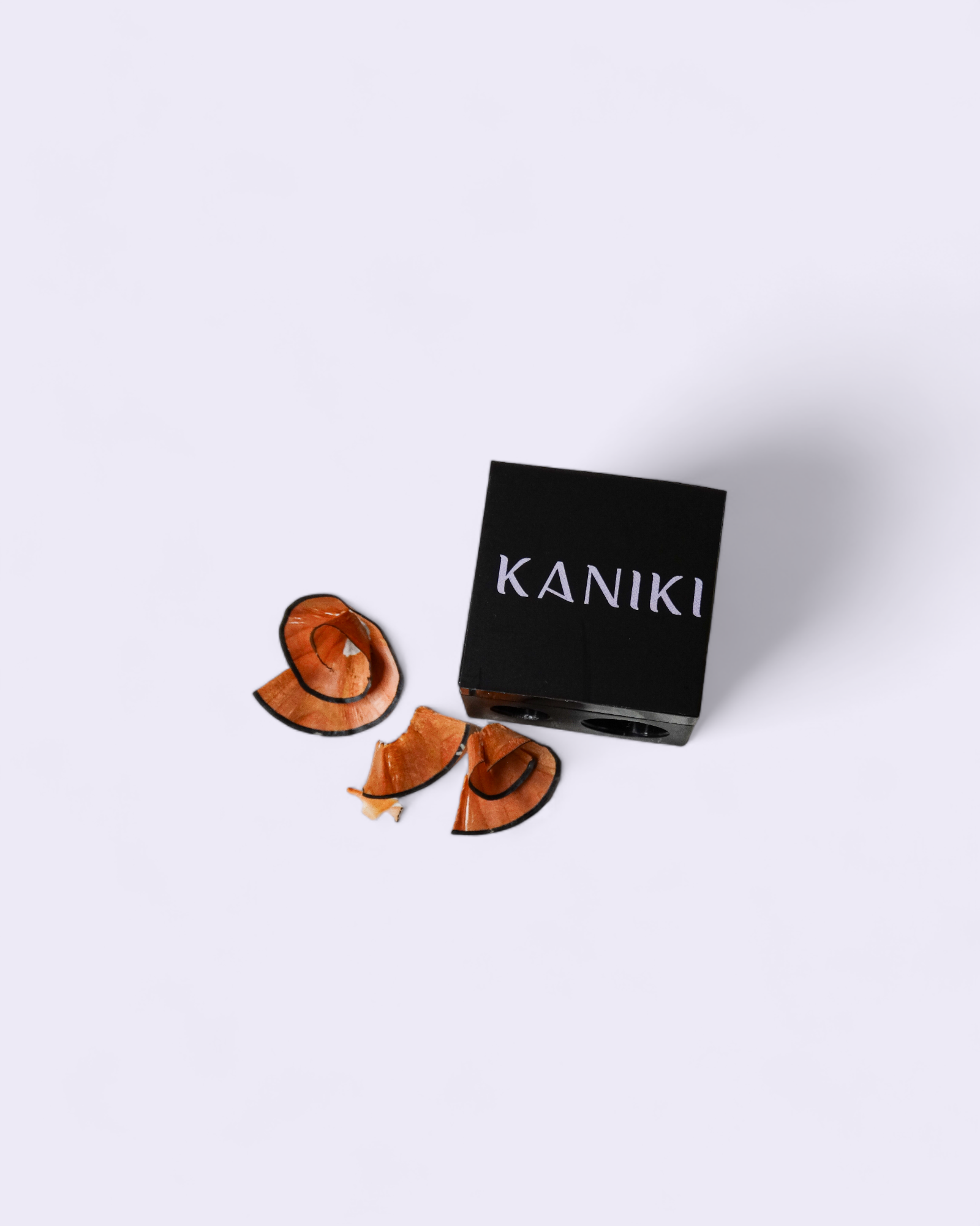 Een potloodslijper van Kaniki, met een slanke vorm en een efficiënt draaimechanisme voor het scherp slijpen van potloden. Kaniki, allesvoor wimpers en wenkbrauwen.
