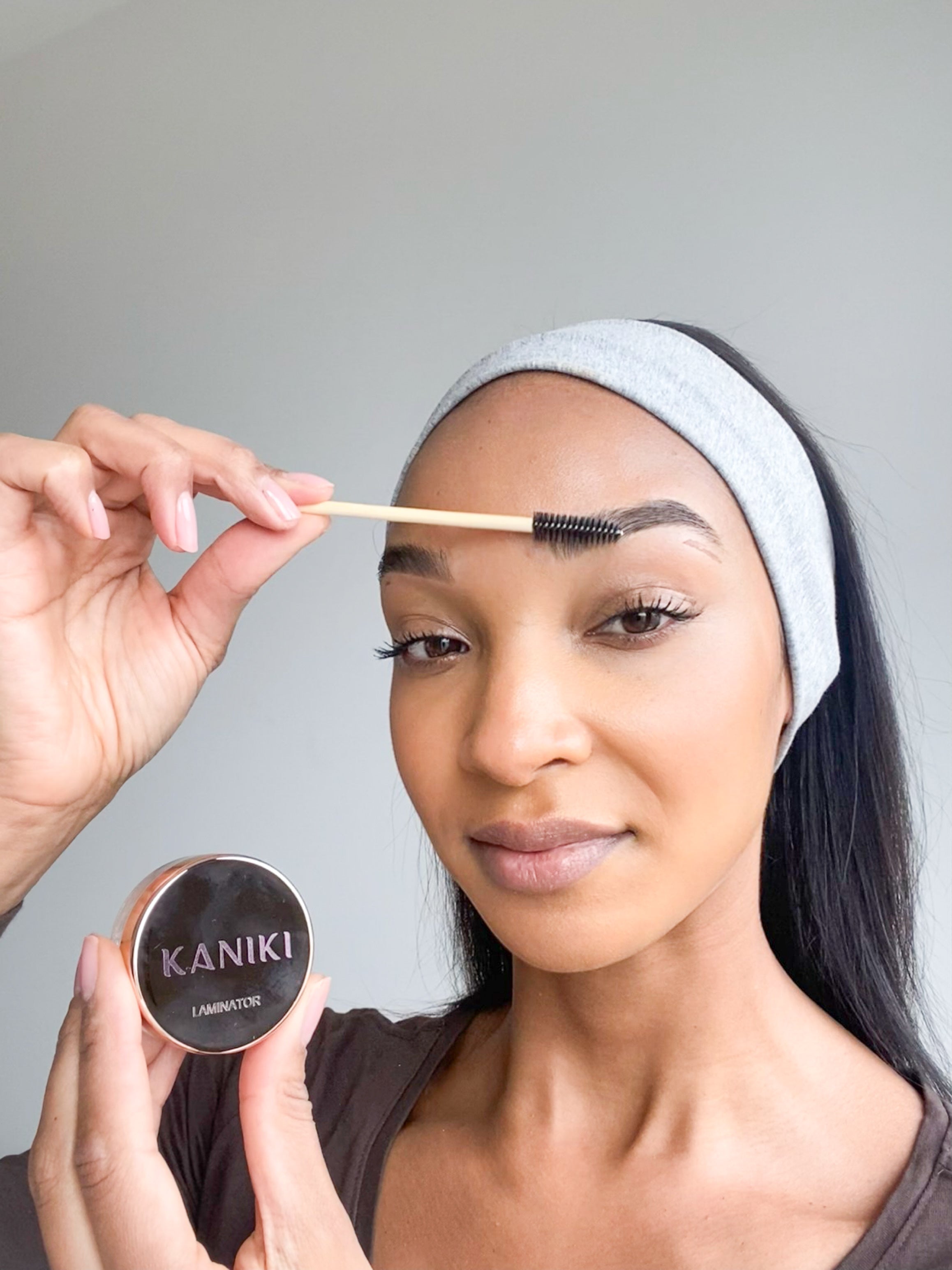 Een foto met het woord 'wenkbrauwen' geschreven in een levendige paarse kleur.