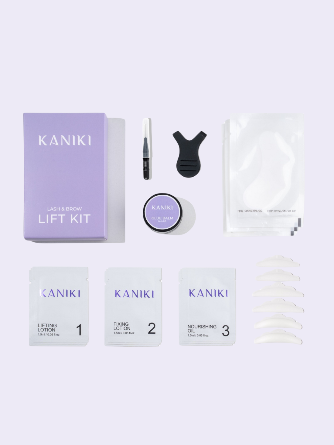 Inhoud van de professionele Lashlift &amp; Brow Lamination Kit van Kaniki: 3 zakjes fixing lotion, 3 zakjes lifting lotion, 3 zakjes nourishing oil, Y-comb, 3 onderoogpads, potje blue balm, 3 paar shields en een mini brush.